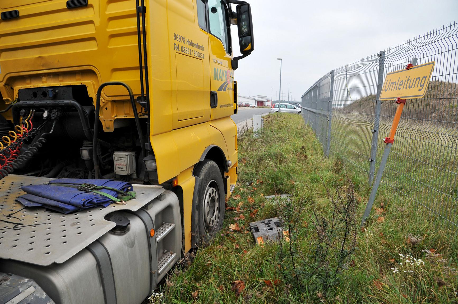 Schwertransporter Blockiert Durchfahrt: Laster Steckte Fest | Nordbayern