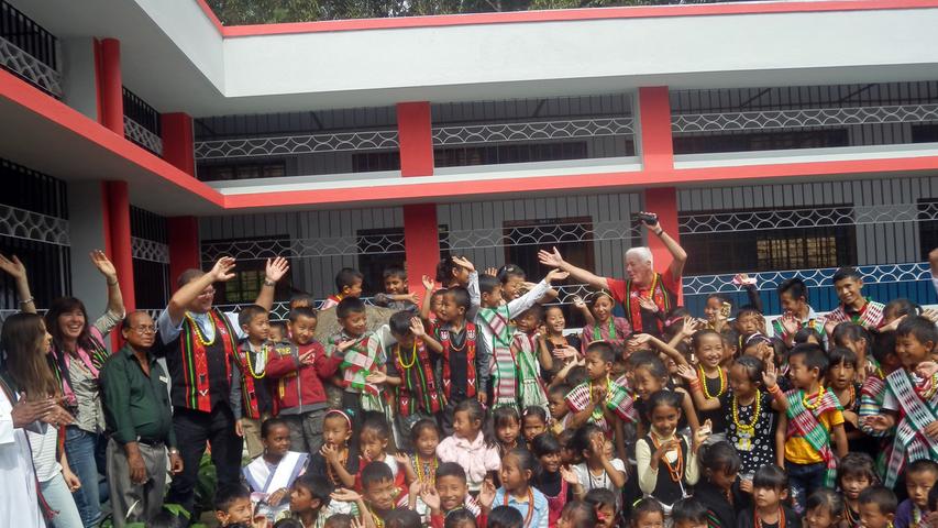 Große Freude in Peducha: Die Schulkinder in dem indischen Dorf stellen sich mit der Weisendorfer Delegation zum Erinnerungsfoto vor den neuen Schule auf.
