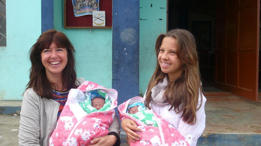 Freude für Regina (links) und Saskia Lehninger: Gerade sind sie Taufpatinnen von Alfonsa und Savio geworden. Die beiden Kleinen sind erst drei Wochen alt.