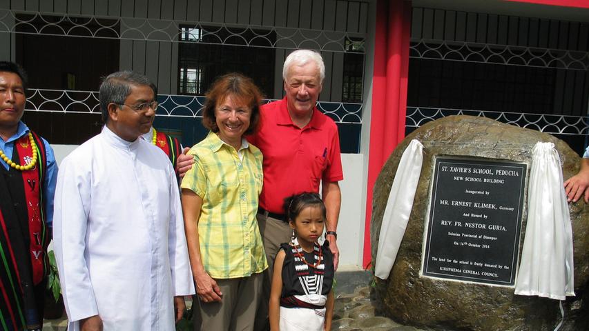 Vor der Schule ist soeben eine Erinnerungstafel enthüllt worden. Links Frater Nestor Guria, Provinzial der Salesianer Don Bosco in Dimapur.