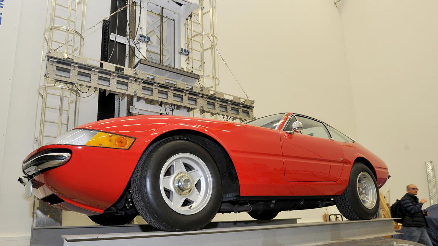 Alles ist vorbereitet für den CT-Blick ins Innere eines Ferrari 365 GTB/4 Daytona: Das EZRT in Fürth gewährt seit nunmehr 20 Jahren seltene Einblicke.