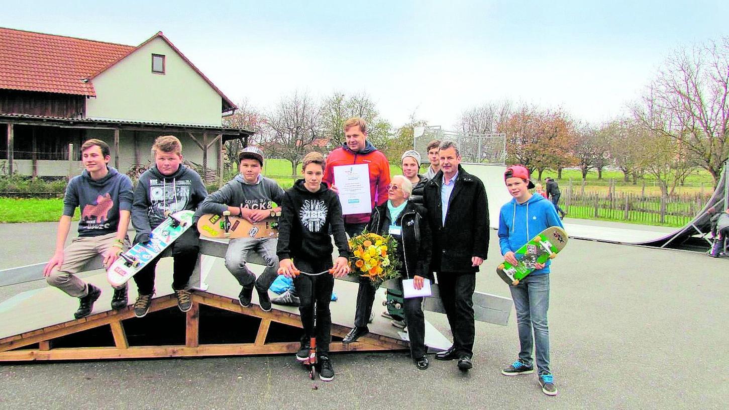 Gräfenberger Skater freuen sich über neue Geräte