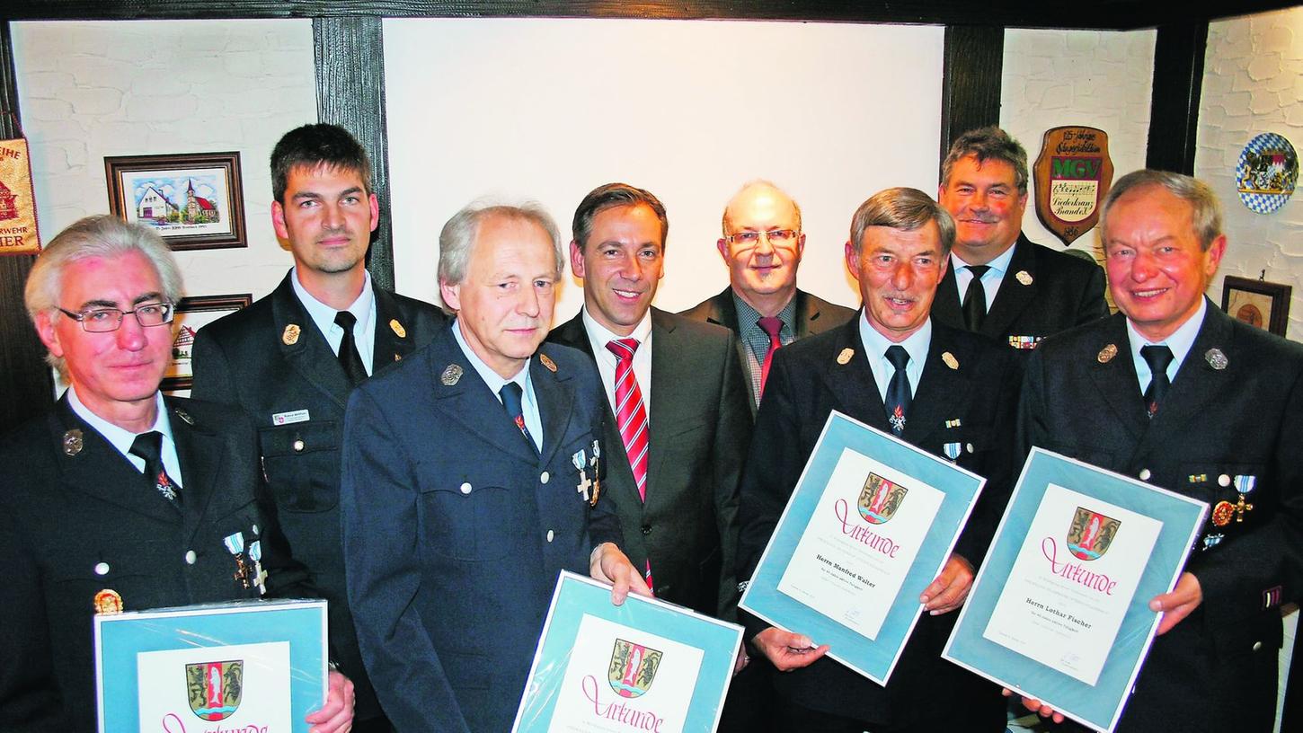 Treue Feuerwehrmänner in Unterschöllenbach