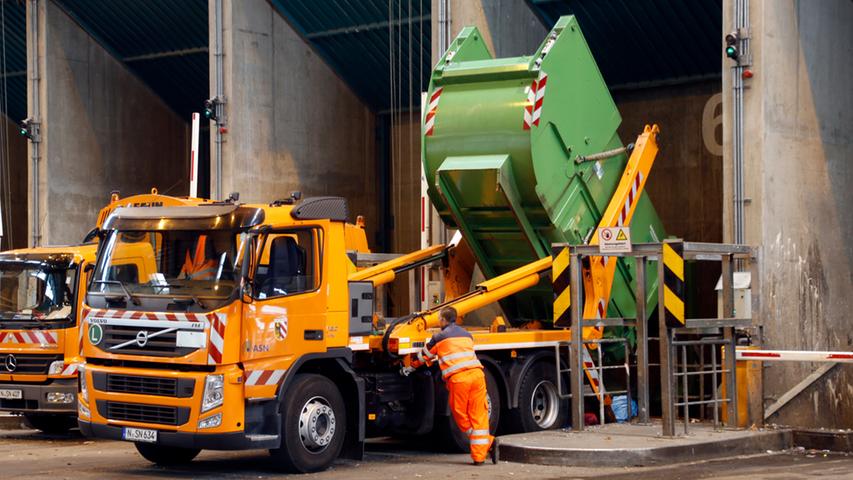 Täglich liefern Lkw tonnenweise Abfälle aus Nürnberg, Fürth, Schwabach, den Landkreisen Nürnberger Land und Fürth zur Anlage.
