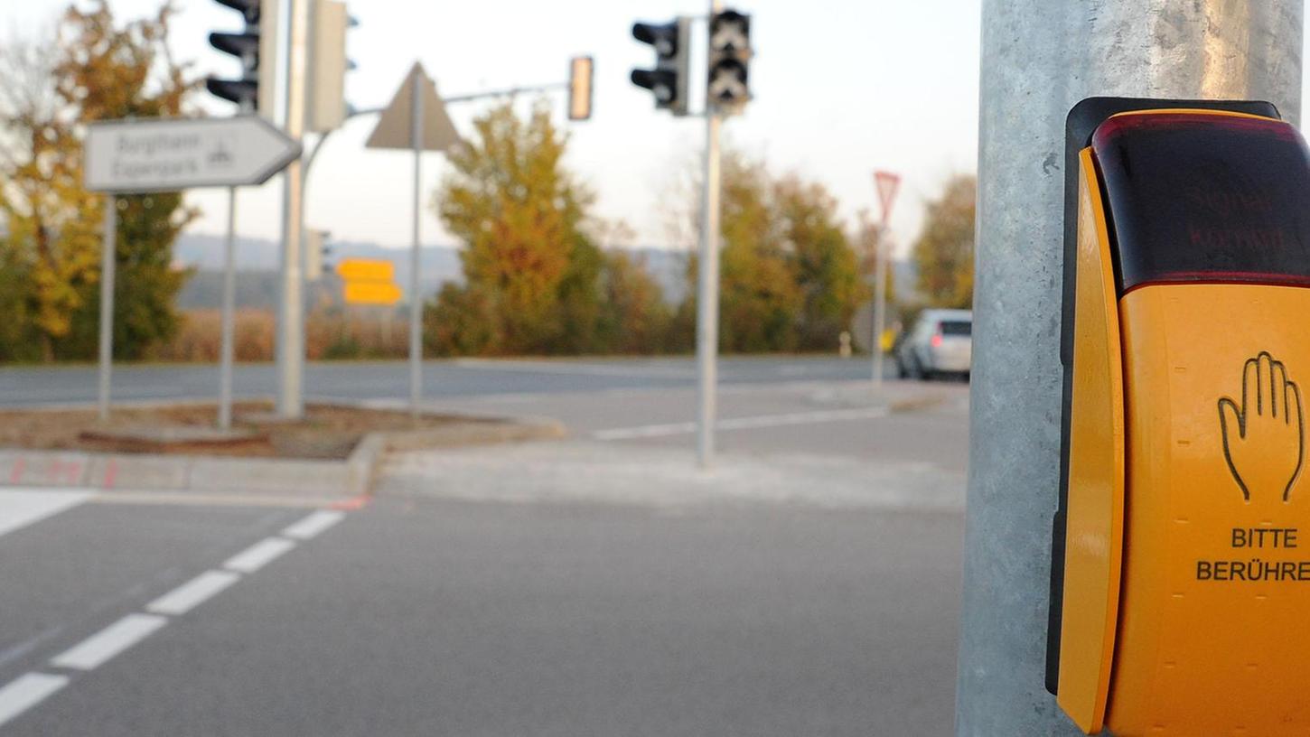 Ampel entschäft gefährliche Kreuzung bei Postbauer-Heng
