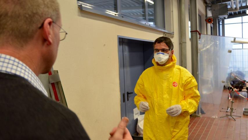 Mehr als 10.000 Menschen haben sich in Westafrika bislang mit Ebola infiziert, Tausende sind an dem Virus gestorben. Hilfe soll auch aus Europa kommen. In Würzburg werden derzeit Mediziner und Pflegekräfte im Umgang mit Ebola geschult.