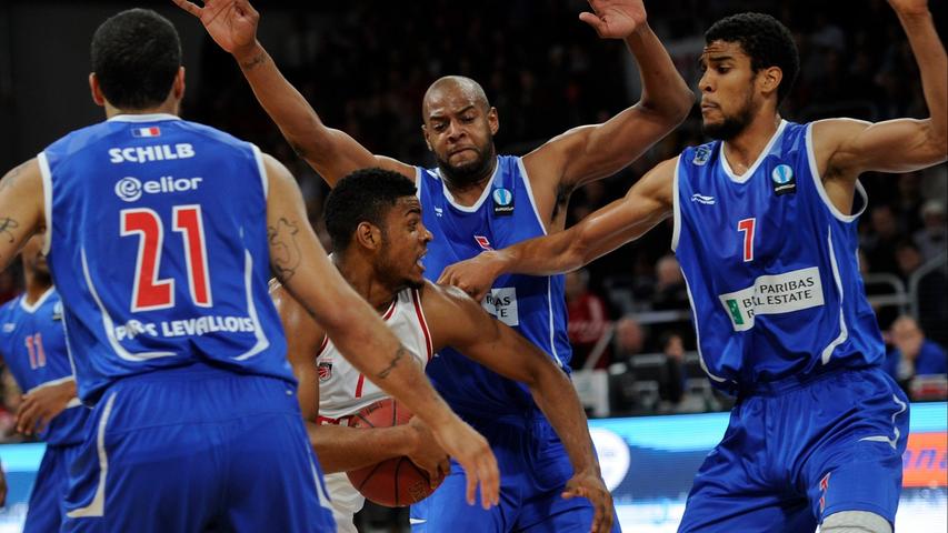 Als Ergebnis bleibt stehen: Die Brose Baskets schicken Eurocup-Gegner Paris mit einer ordentlichen Packung zurück an die Seine, deklasieren die Franzosen mit 81:55.
