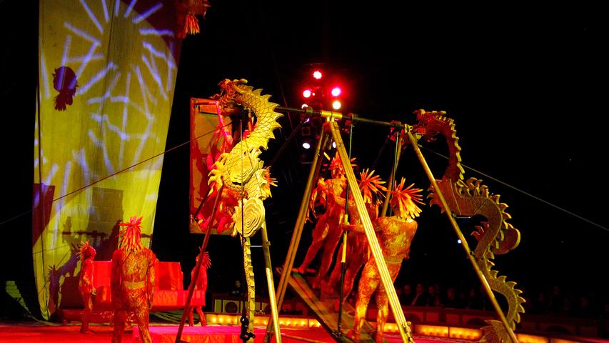 Bei der Show des Circus Krone am Volksfestplatz in Nürnberg erwartet die Zuschauer ein buntes Programm aus klassischer Zirkuskunst und moderner Show.