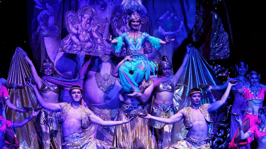 Das blaue Licht und die orientalische Kleidung der Darsteller versetzen die Zuschauer ins ferne Indien. Auch Ganesha, der Elefantengott im Hinduismus, trägt zur Atmosphäre bei.