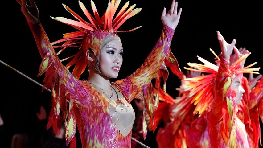 Artisten aus 14 Nationen zeigen ihr Können in der Show.Die farbenfrohen Kostüme und der federartige Kopfschmuck lassen an einen tropischen Vogel denken.