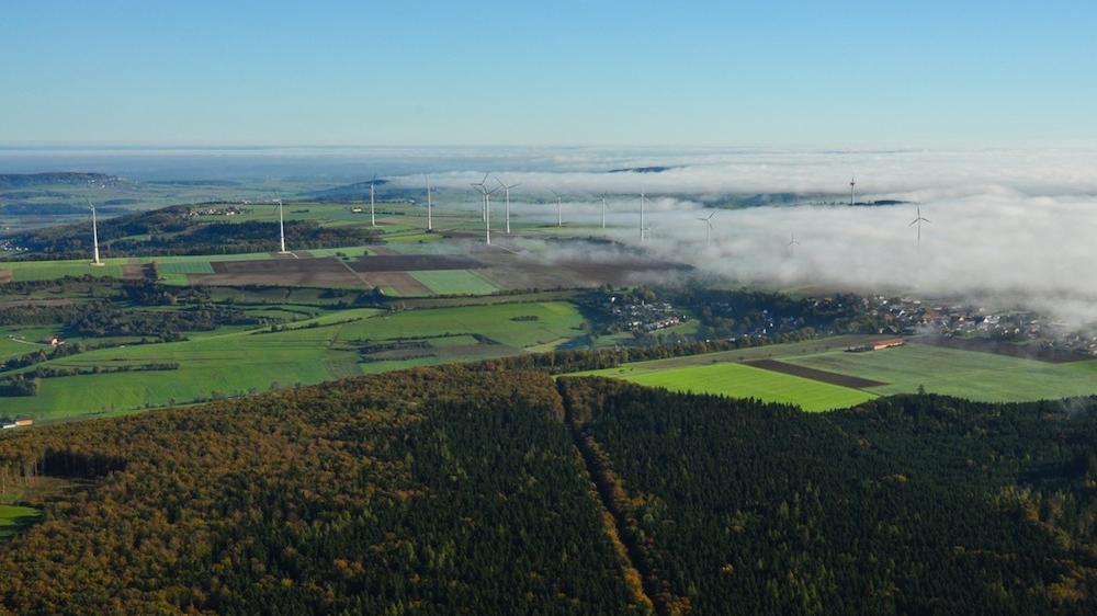 Klimafreundliche Stromgewinnung funktioniert bereits über WIndräder. Doch die Forscher auf der Nürnberger Energiekonferenz denken noch weiter.