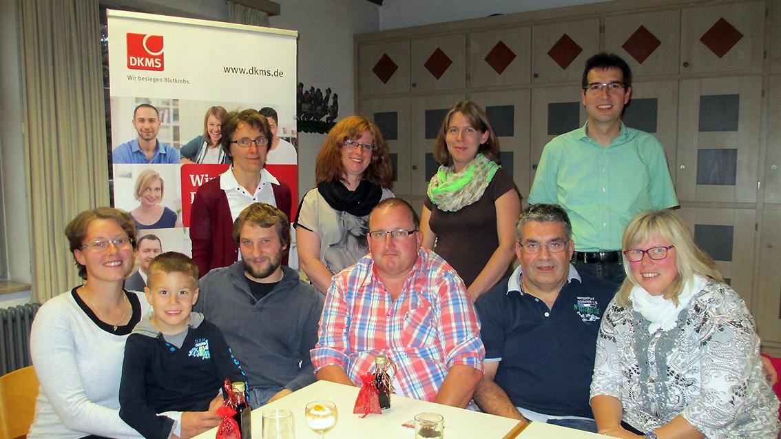 Glückliche Gesichter bei der „Genesungsfeier“ mit der DKMS: Cora (links) kann wieder mit ihrem kleinen Bruder spielen. Mit auf dem Foto ist die Familie der jungen Frau sowie Unterstützer der Typisierungsaktion. Glückliche Gesichter bei der „Genesungsfeier“ mit der DKMS: Cora (links) kann wieder mit ihrem kleinen Bruder spielen. Mit auf dem Foto ist die Familie der jungen Frau sowie Unterstützer der Typisierungsaktion.
