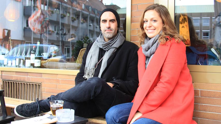 Seit April hat das Café Katz am Hans-Sachs-Platz geöffnet. Genauso lange kommt auch Cris (27) in das gemütliche Café, um seinen Espresso zu trinken. Daher kennt er auch Bedienung Roxanne (26) und den Rest der Belegschaft, mit der er immer wieder ins Gespräch kommt. Cris mag besonders die Lage: "Schön, dass es am Hans-Sachs-Platz ein nettes Café mit netten Leuten gibt." Manchmal fühlt er sich so wohl, dass er auch mal fünf oder sechs Espressi trinkt und die Zeit dabei vergisst. Seit April hat das Café Katz am Hans-Sachs-Platz geöffnet. Genauso lange kommt auch Cris (27) in das gemütliche Café, um seinen Espresso zu trinken. Daher kennt er auch Bedienung Roxanne (26) und den Rest der Belegschaft, mit der er immer wieder ins Gespräch kommt. Cris mag besonders die Lage: "Schön, dass es am Hans-Sachs-Platz ein nettes Café mit netten Leuten gibt." Manchmal fühlt er sich so wohl, dass er auch mal fünf oder sechs Espressi trinkt und die Zeit dabei vergisst.