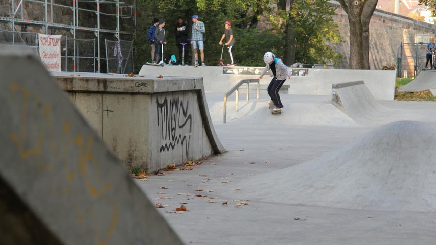 Aufgrund der Herbstferien wagten sich viele Schüler in den Spittlertorgraben. Zahlreiche junge Scooter- und Skateboardfahrer bevölkerten den Skatepark.