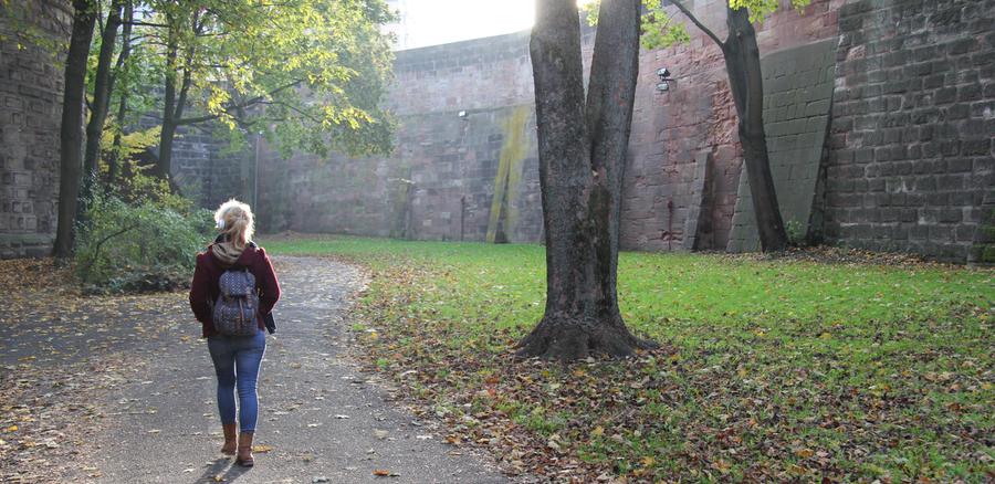 Viele Nürnberger genossen bei einem Spaziergang im Burggraben die tiefstehende Nachmittagssonne oder...