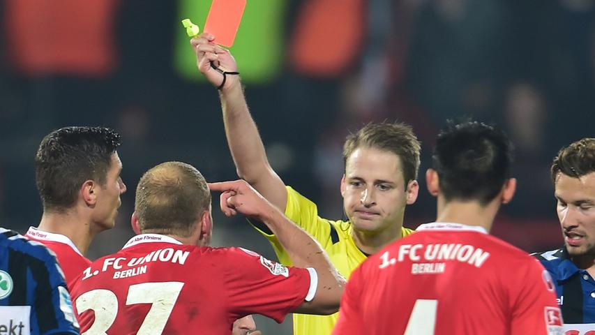 Thomsen zieht glatt Rot, eine vertretbare Entscheidung des Referees.