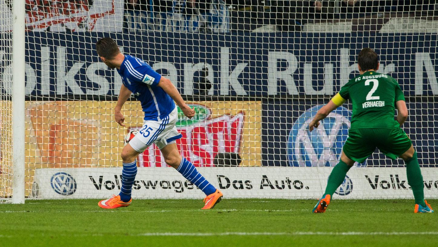 Der entscheidende Moment: Klaas-Jan Huntelaar trifft zum Schalker Siegtreffer.