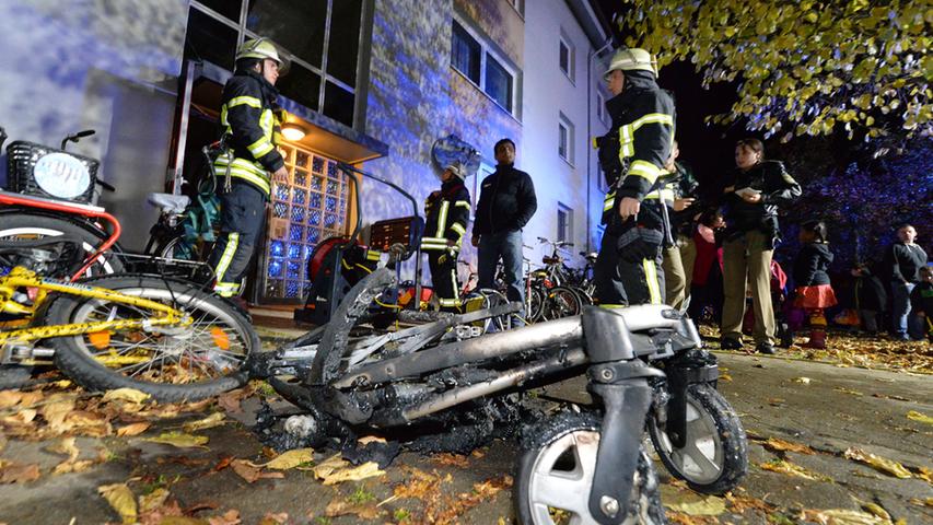 Das Feuer brach am Freitagabend gegen 18.30 Uhr im Treppenhaus eines Wohnblocks an der Johann-Kalb-Straße in Erlangen aus. Ein Anwohner, der das Feuer bemerkte, schaffte es nach Angaben der Polizei, die Flammen noch vor Eintreffen der Feuerwehr in den Griff zu bekommen.