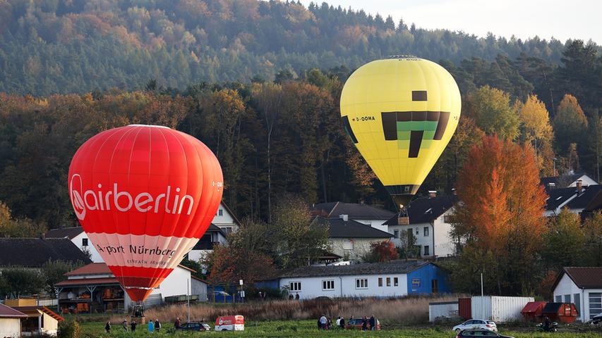 In Altreuth bei Pretzfeld nutzen die Besatzungen von zwei Heißluftballons das gute Wetter für einen luftigen Ausflug.