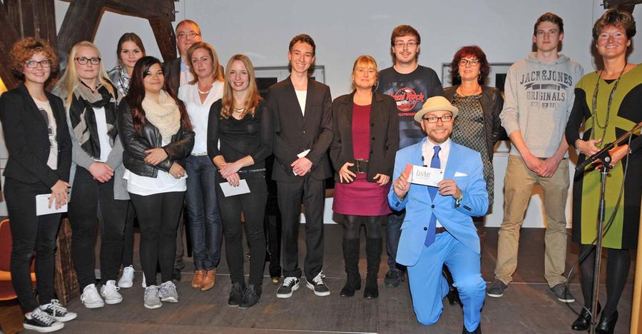 Das Bild zeigt die Preisträger, die Mitglieder der Jury und den Poetry-Slam-Star Michael Jakob aus Nürnberg.