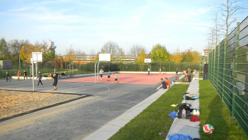 ...Volleyball- und Basketballplätze sind gut besucht. Hier können Jugendliche egal zu welcher Tages- oder Jahreszeit miteinander trainieren und sogar gemeinsam "Kicker"-spielen. Seit Oktober 2014 gibt es auch...