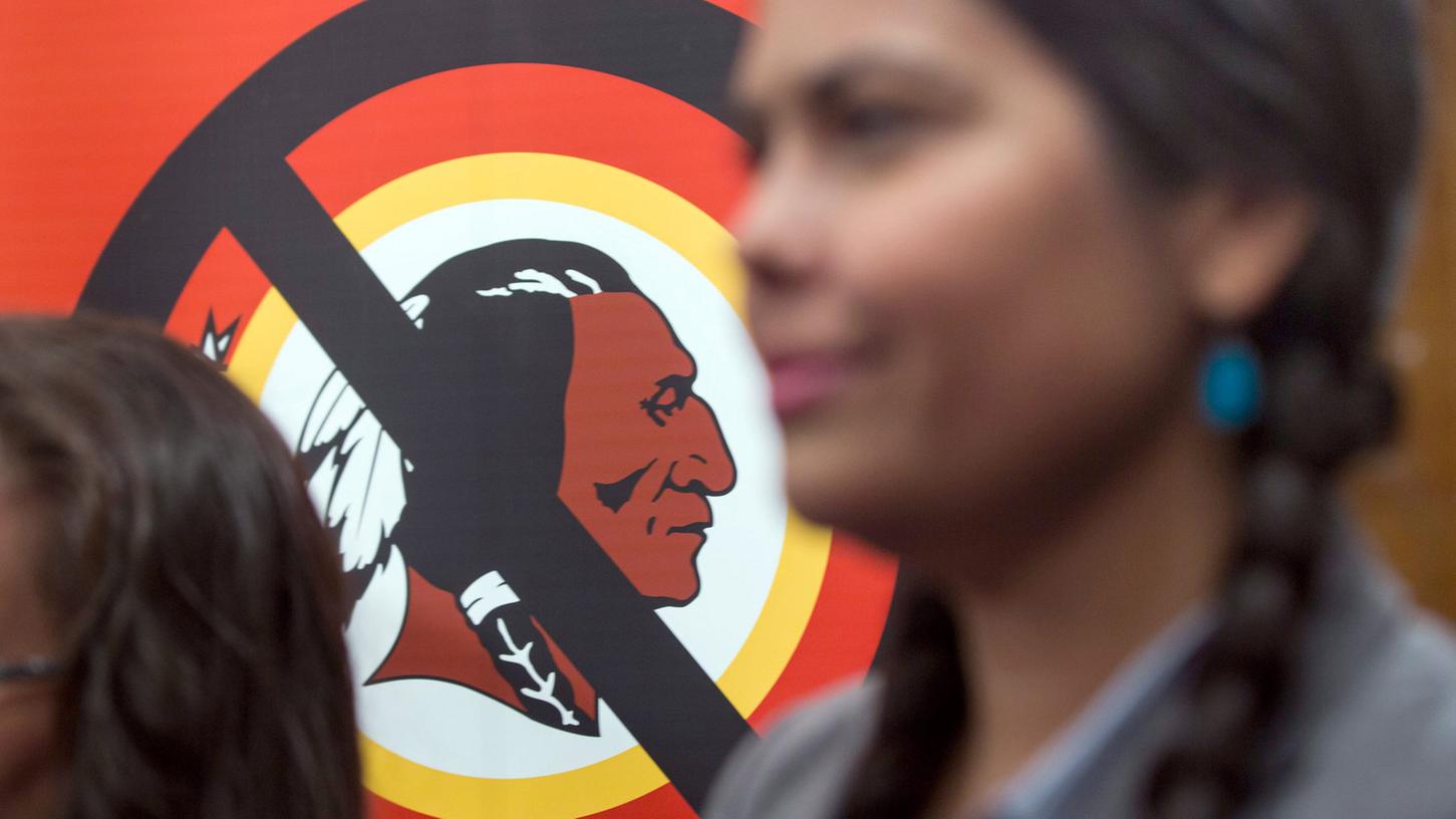 Die Proteste gegen den Vereinsnamen "Washington Redskins" werden immer lauter. Menschen mit indianischer Abstammung fühlen sich beleidigt und diskriminiert.
