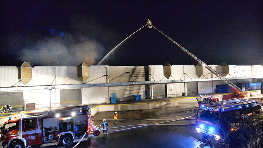 500.000 Euro Schaden: Lagerhalle in Eckental in Flammen