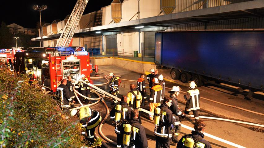 500.000 Euro Schaden: Lagerhalle in Eckental in Flammen