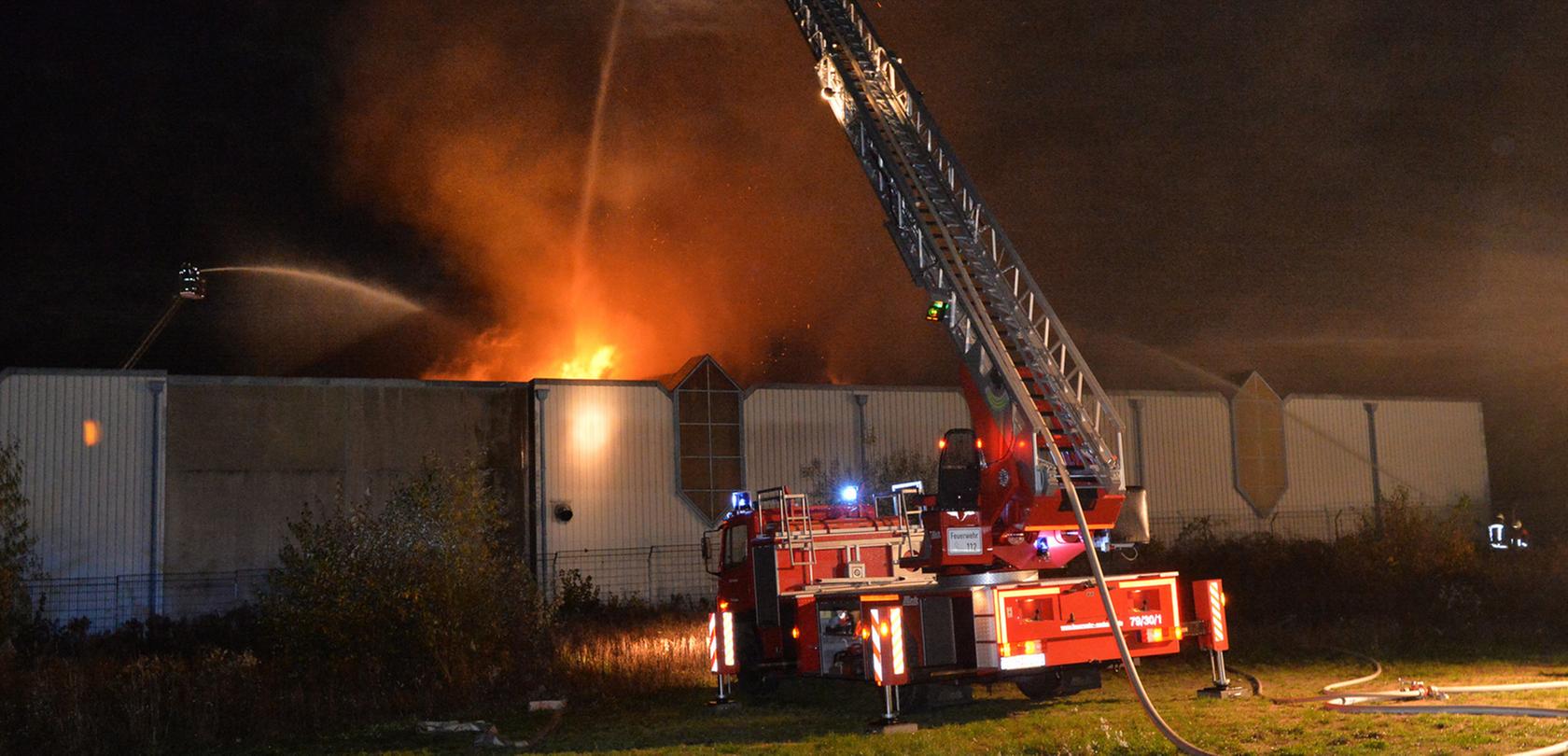 Lagerhallenbrand in Eckental: Ursache ist weiter unklar