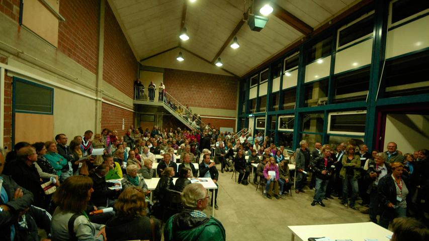 Rund 200 Bürger waren in die alte Bauhalle gekommen, um sich zu informieren. Hier werden demnächst die Asylbewerber ihre Mahlzeiten einnehmen.