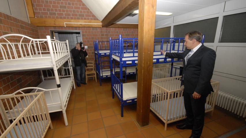 Landrat Alexander Tritthart zeigt einen Nebenraum, in dem Familien mit Kleinstkindern untergebracht werden.