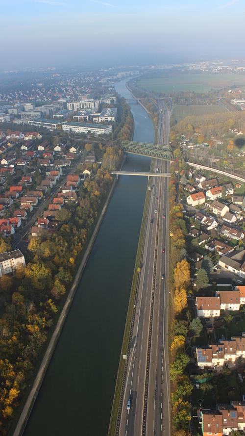 Der Main-Donau-Kanal schlängelt sich an der Südwesttangente entlang - auch das ist aus der Luft besonders gut zu sehen.