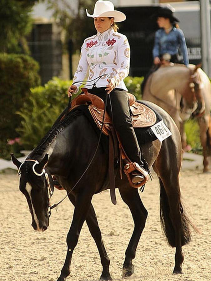Anna Gürlich bildet die Pferde aus und reitet sie später auf Turnieren.