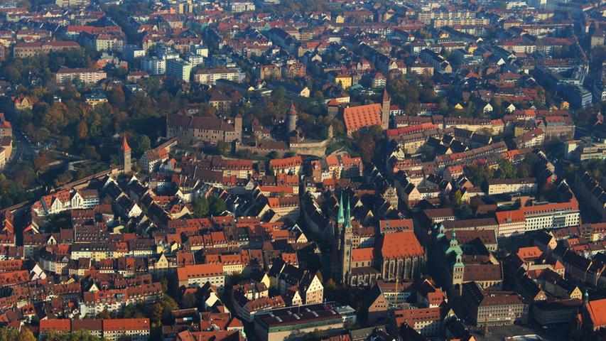 Sebalduskirche, Sebalder Altstadt und die Kaiserburg: Aus der Luft fast noch schöner als bei einem Spaziergang durch die Innenstadt.