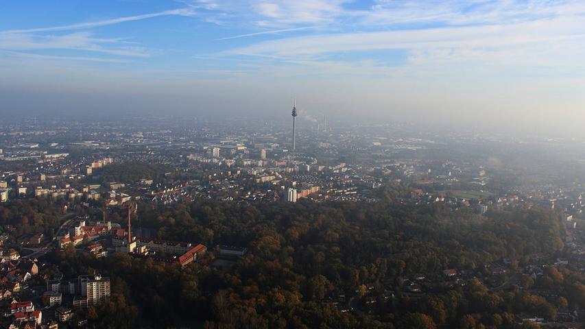 Vom Boden aus gesehen ist der Nürnberger Fernmeldeturm ein echter Riese mit seinen 292,8 Metern. Auch aus der Luft ist er noch imposant anzusehen.