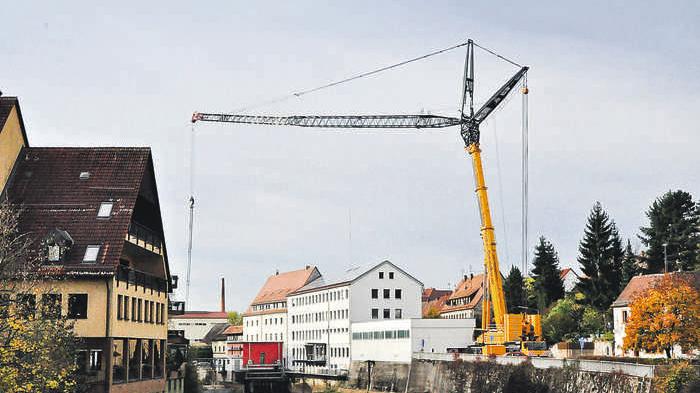Er kann bis zu 400 Tonnen Gewicht heben: Der "Monsterkran", der derzeit vor den Laufer Stadtwerken steht.