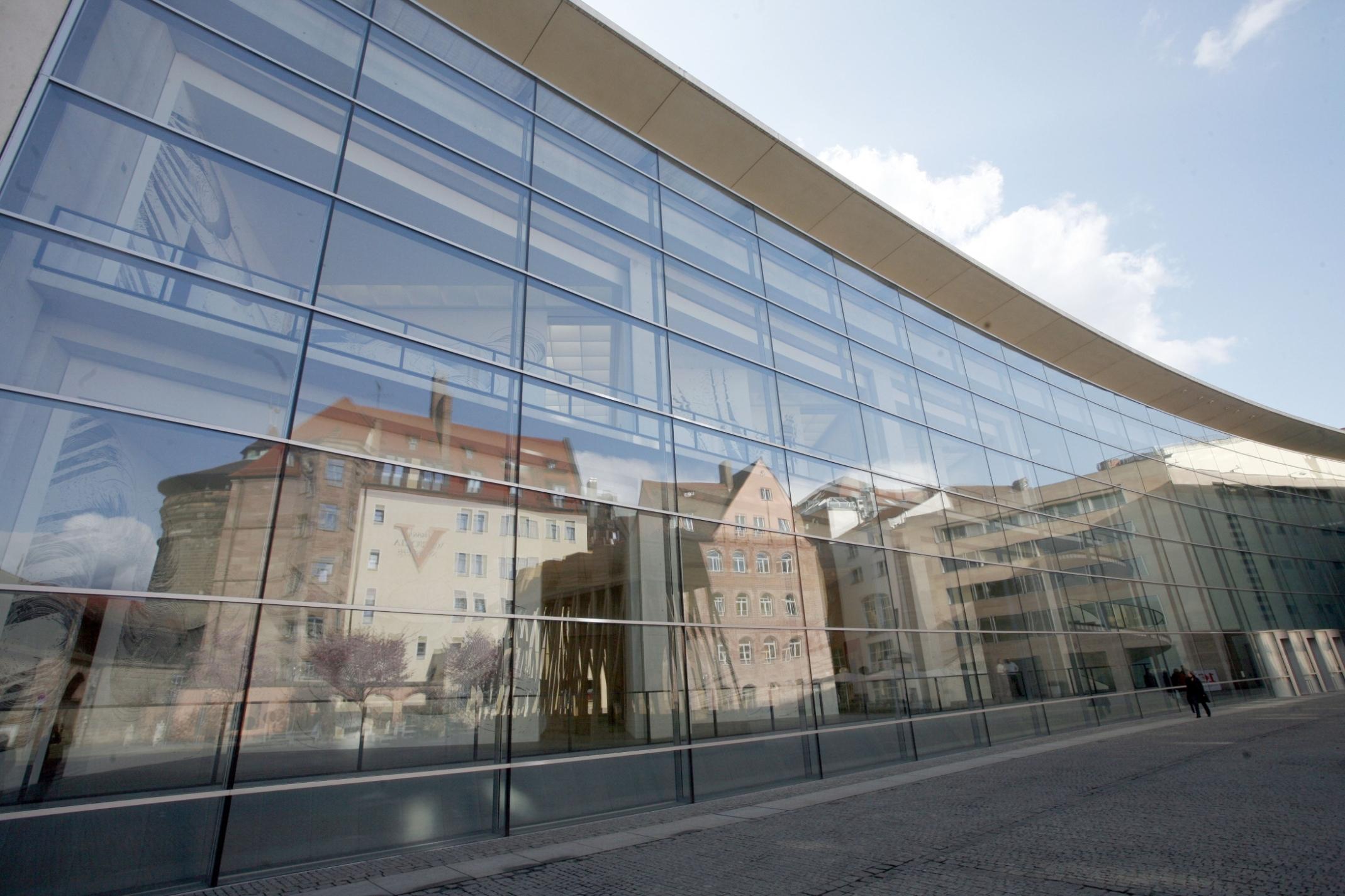 Die Glasfront des Neuen Museums in Nürnberg ist ein echter Instagram-Hotspot - nicht nur für Influencer. Das futuristische Design findet man so in der Stadt selten. Passend mit einem Pinsel-Emoji und dem Hashtag #art kann man sich auf dem sozialem Medium so noch als echter Kunstliebhaber darstellen.