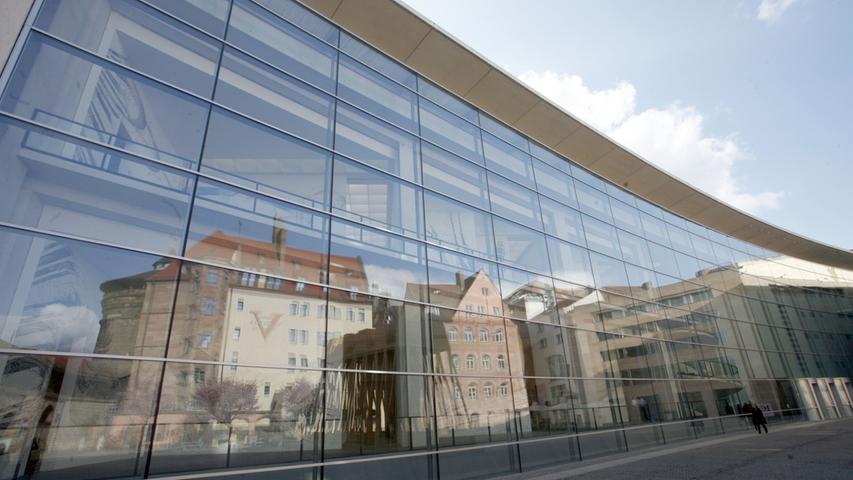 Die Glasfront des Neuen Museums in Nürnberg ist ein echter Instagram-Hotspot - nicht nur für Influencer. Das futuristische Design findet man so in der Stadt selten. Passend mit einem Pinsel-Emoji und dem Hashtag #art kann man sich auf dem sozialem Medium so noch als echter Kunstliebhaber darstellen.