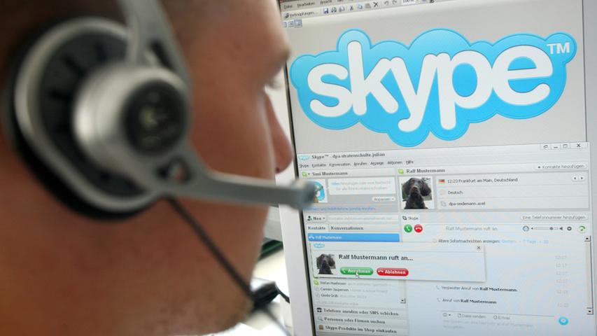 Auch zu Skype, das zu Microsoft gehört, gibt es eine Alternative: Der kostenlose Multi-Messenger Jitsi (https://jitsi.org) schneidet seine (Video-)Anrufe offenbar nicht mit, sondern setzt auf Verschlüsselung einerseits und Transparenz dem Nutzer gegenüber andererseits.