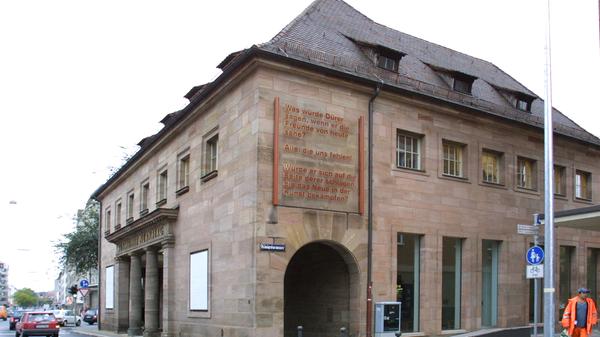 Ein ganzes Jahr hieß es in der Kunsthalle "Off with the Show": Eine grundlegende Sanierung sorgte für die Zwangspause. Bevor am 28. Juni der Ausstellungsbetrieb wiedereröffnet wird, haben die Besucher der Blauen Nacht exklusiv die Gelegenheit, das Haus unter die Lupe zu nehmen. DJ, Architekturführungen, Kreativangebot und Bar inklusive.