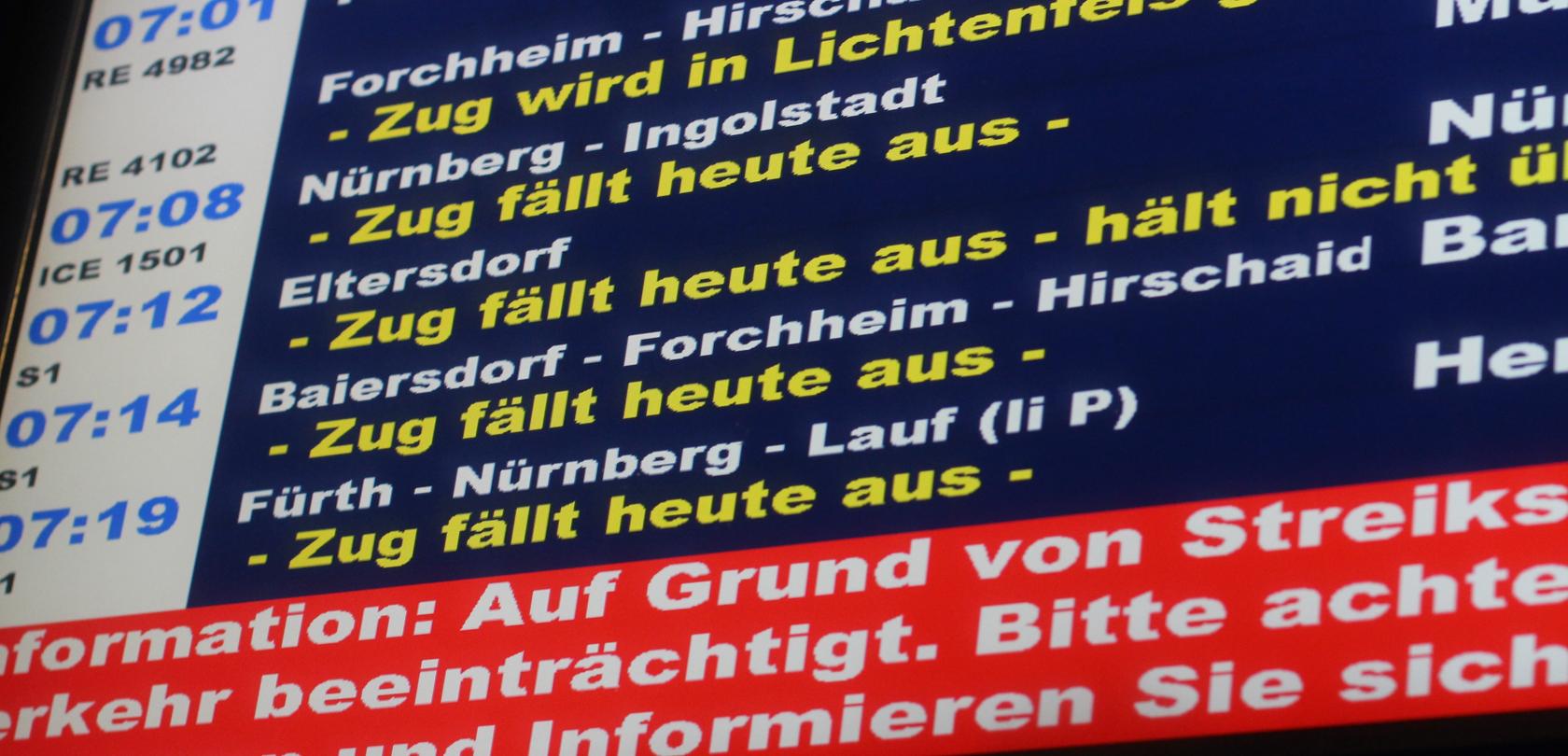 Die Anzeigetafel am Erlanger Hauptbahnhof zeigt die Auswirkungen des GDL-Streiks.