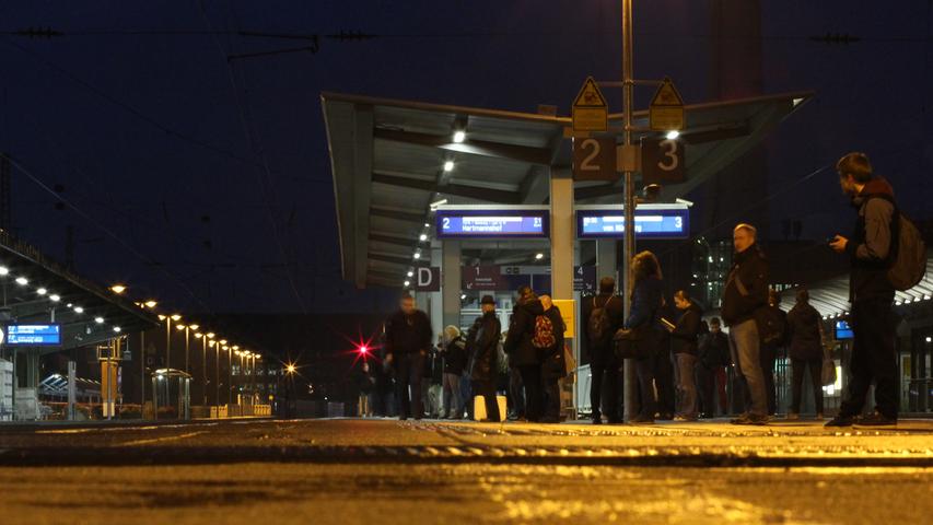 In Erlangen warteten die Pendler am frühen Morgen länger als sonst - etliche Regionalzüge fielen aus .