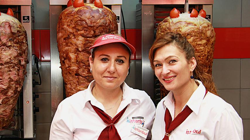 Auch den Angestellten Eleonora (33) und Betül (42) vom „Istanbul“-Dönerstand im Hauptbahnhof fiel auf, dass die Kundschaft fehlt: „An gewöhnlichen Tagen haben wir immer eine Schlange vor dem Laden. Zwar haben wir unsere Stammkunden, sonst kommt aber kaum jemand.“