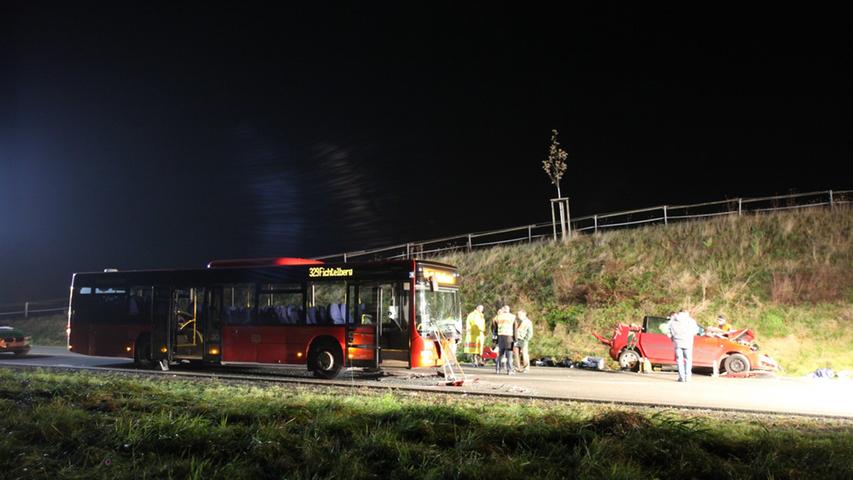 Auto kracht in Oberfranken frontal in Bus: Neun Verletzte 