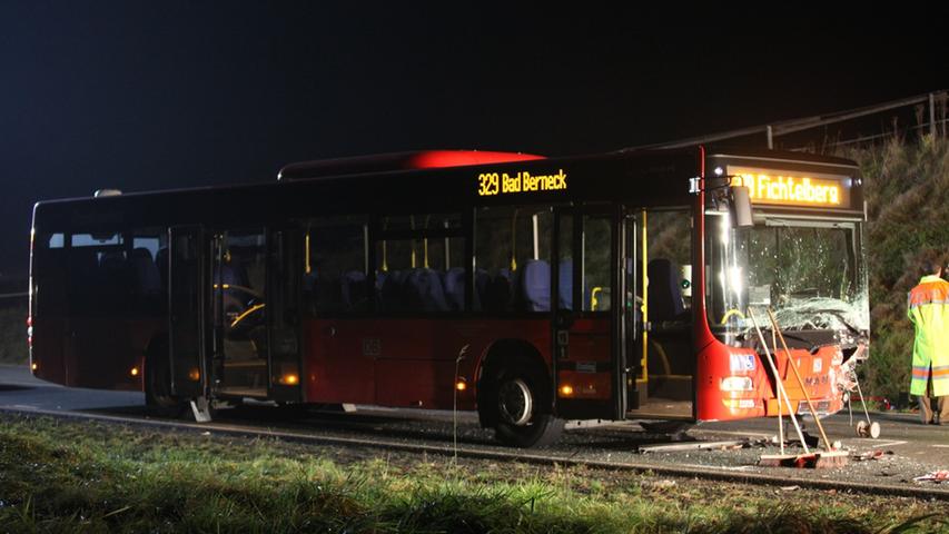In dem mit rund 20 Personen besetzen Linienbus wurden acht Insassen leicht verletzt, darunter auch der Fahrer des Busses.