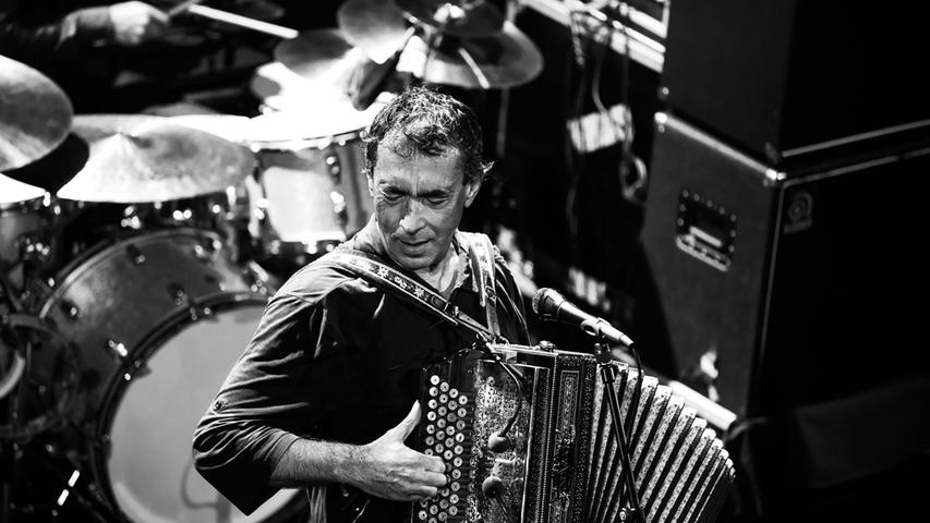Der alpenländische Weltmusiker Hubert von Goisern kommt mit seinem Alpenrock am 7. Oktober in die Meistersingerhalle.
