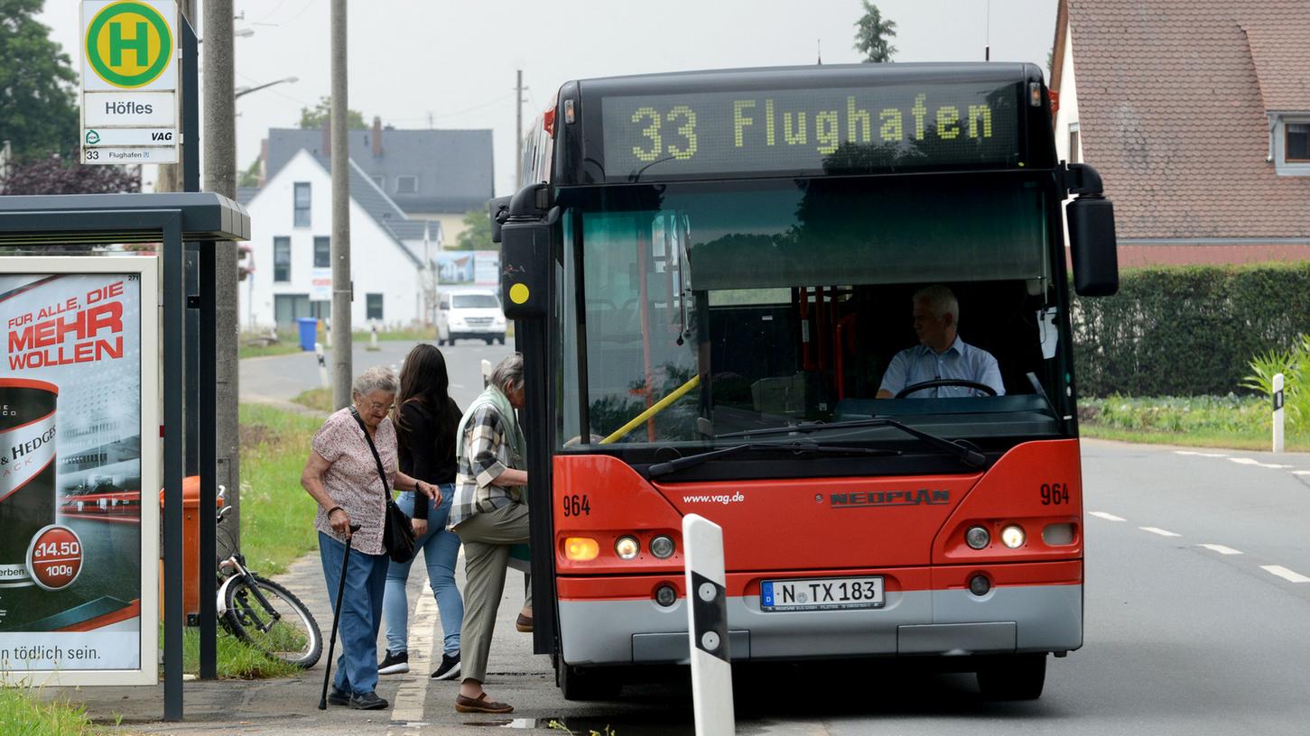 Eine der Neuerungen: Bussse der Linie 33 sollen ab Dezember 2017 vom Flughafen über die bisherige Endhaltestelle Fürther Rathaus bis zum Hauptbahnhof weiterfahren.