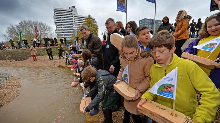 Kaum hatte Bayerns Finanzminister Markus Söder die Schleuse für den neuen Bachlauf geöffnet, strömten die Kinder auch schon mit Holzboten ans Ufer...