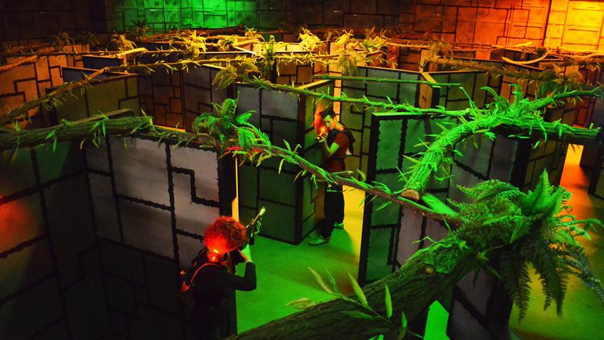 Gespielt wird Lasertag in sogenannten Arenen, die ein verwinkeltes und besonders futuristisches Design kennzeichnet.