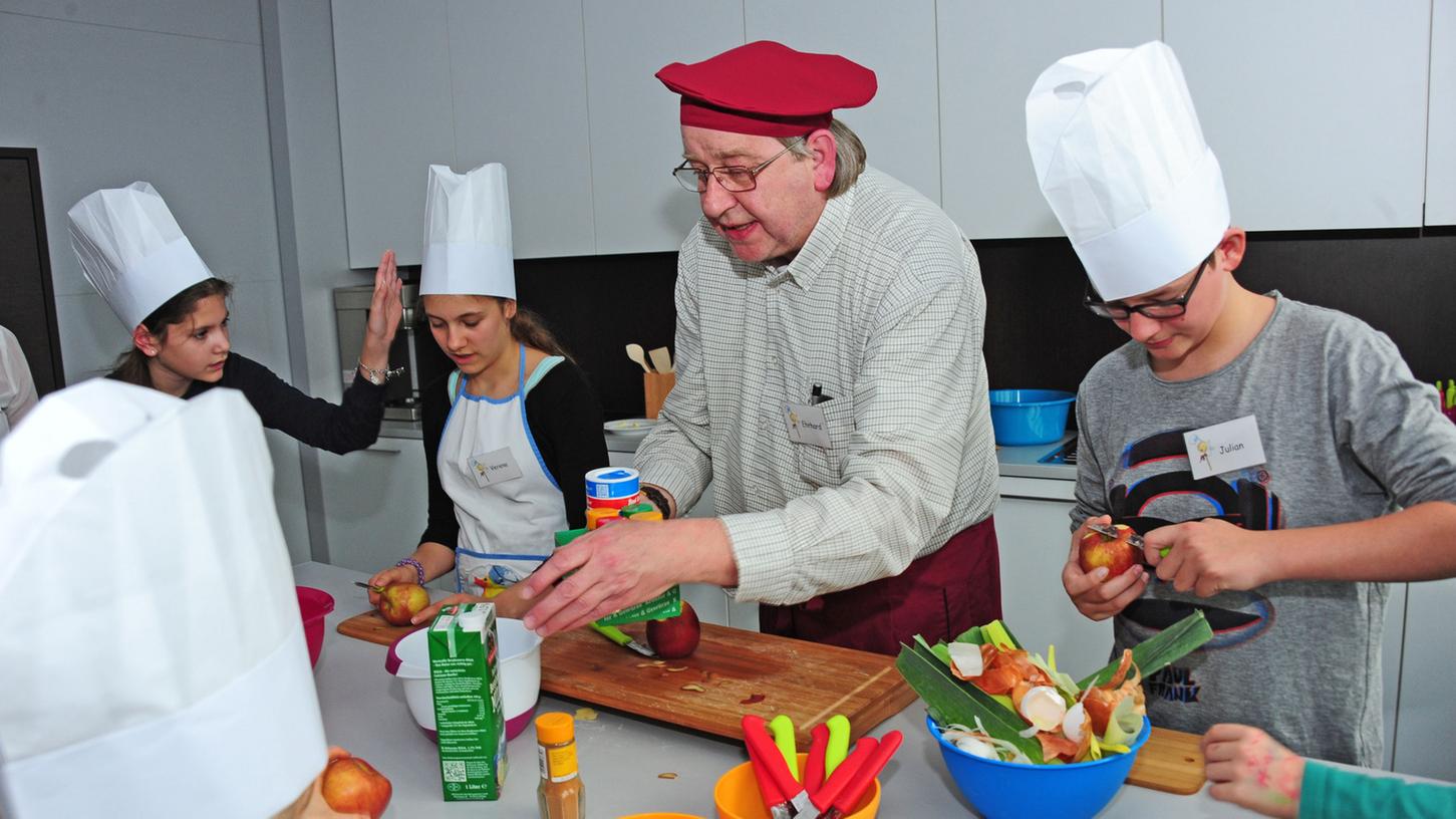 Unter dem Motto "Kochen und backen mit E und der Küchenfee" schwang bei den Stadtwerken Neumarkt eine Gruppe Kinder zwei Stunden lang den Kochlöffel, fachkundig angeleitet von  Ehrhard Löwe.